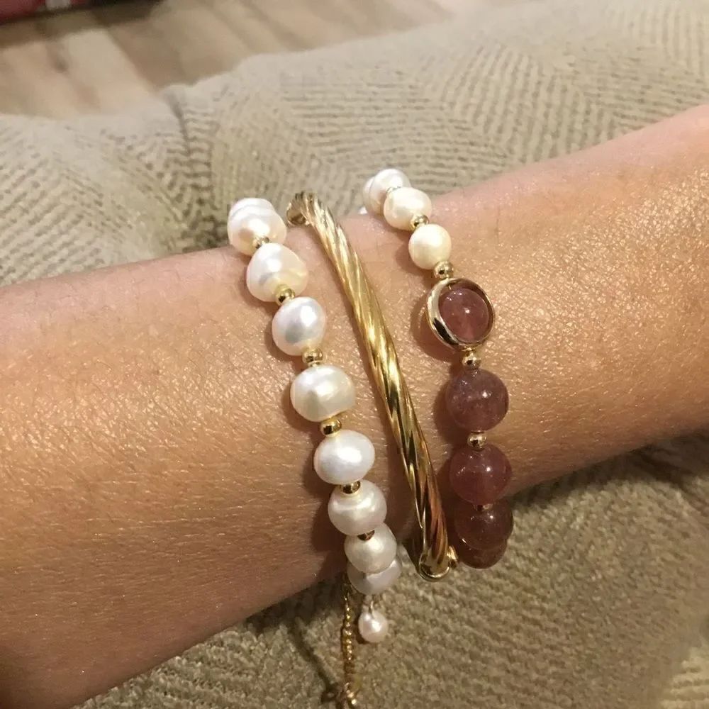 FRESHWATER PEARL BRACELET WITH STRAWBERRY QUARTZ